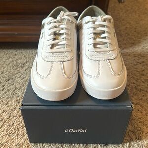 NWT - OluKai Ha’Upu white & gold sneaker